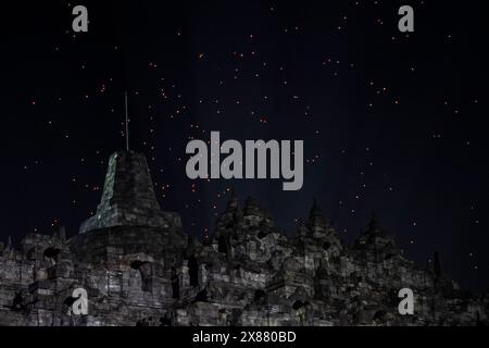 Magelang, Zentral-Java, Indonesien. Mai 2024. Laternen werden während der Feierlichkeiten zum Vesak-Tag im Borobudur-Tempel gesehen. Vesak wird während des Vollmondes im Mai oder Juni mit der Zeremonie beobachtet, die sich um drei buddhistische Tempel dreht. Pilger wandern von Mendut nach Pawon und enden in Borobudur. Der heilige Tag feiert die Geburt, die Erleuchtung des Nirvana und das Vergehen von Gautama Buddhas, dem Gründer des Buddhismus. (Kreditbild: © Angga Budhiyanto/ZUMA Press Wire) NUR REDAKTIONELLE VERWENDUNG! Nicht für kommerzielle ZWECKE! Stockfoto