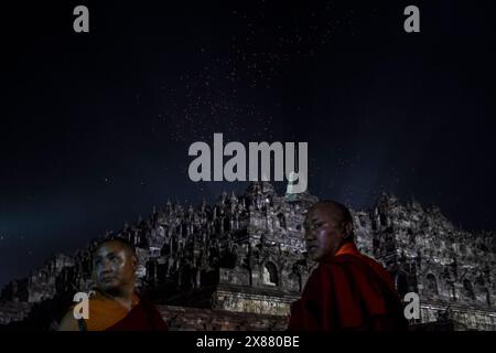 Magelang, Zentral-Java, Indonesien. Mai 2024. Buddhistische Mönche nehmen an den Feierlichkeiten zum Vesak-Tag im Borobudur-Tempel Teil. Vesak wird während des Vollmondes im Mai oder Juni mit der Zeremonie beobachtet, die sich um drei buddhistische Tempel dreht. Pilger wandern von Mendut nach Pawon und enden in Borobudur. Der heilige Tag feiert die Geburt, die Erleuchtung des Nirvana und das Vergehen von Gautama Buddhas, dem Gründer des Buddhismus. (Kreditbild: © Angga Budhiyanto/ZUMA Press Wire) NUR REDAKTIONELLE VERWENDUNG! Nicht für kommerzielle ZWECKE! Stockfoto