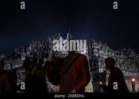Magelang, Zentral-Java, Indonesien. Mai 2024. Buddhistische Mönche nehmen an den Feierlichkeiten zum Vesak-Tag im Borobudur-Tempel Teil. Vesak wird während des Vollmondes im Mai oder Juni mit der Zeremonie beobachtet, die sich um drei buddhistische Tempel dreht. Pilger wandern von Mendut nach Pawon und enden in Borobudur. Der heilige Tag feiert die Geburt, die Erleuchtung des Nirvana und das Vergehen von Gautama Buddhas, dem Gründer des Buddhismus. (Kreditbild: © Angga Budhiyanto/ZUMA Press Wire) NUR REDAKTIONELLE VERWENDUNG! Nicht für kommerzielle ZWECKE! Stockfoto