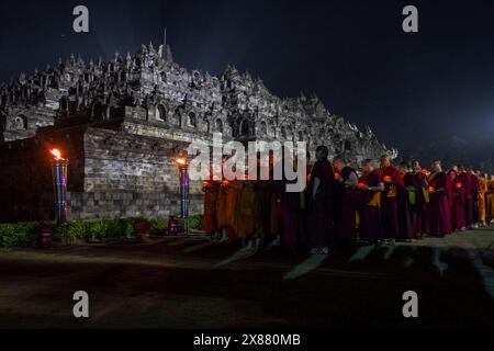 Magelang, Zentral-Java, Indonesien. Mai 2024. Buddhistische Mönche nehmen an den Feierlichkeiten zum Vesak-Tag im Borobudur-Tempel Teil. Vesak wird während des Vollmondes im Mai oder Juni mit der Zeremonie beobachtet, die sich um drei buddhistische Tempel dreht. Pilger wandern von Mendut nach Pawon und enden in Borobudur. Der heilige Tag feiert die Geburt, die Erleuchtung des Nirvana und das Vergehen von Gautama Buddhas, dem Gründer des Buddhismus. (Kreditbild: © Angga Budhiyanto/ZUMA Press Wire) NUR REDAKTIONELLE VERWENDUNG! Nicht für kommerzielle ZWECKE! Stockfoto