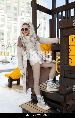 Frau, die auf einem Holzgestell sitzt Stockfoto