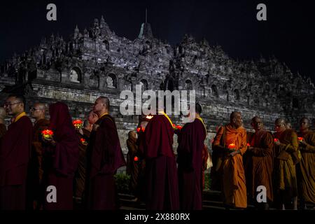 Magelang, Zentral-Java, Indonesien. Mai 2024. Buddhistische Mönche nehmen an den Feierlichkeiten zum Vesak-Tag im Borobudur-Tempel Teil. Vesak wird während des Vollmondes im Mai oder Juni mit der Zeremonie beobachtet, die sich um drei buddhistische Tempel dreht. Pilger wandern von Mendut nach Pawon und enden in Borobudur. Der heilige Tag feiert die Geburt, die Erleuchtung des Nirvana und das Vergehen von Gautama Buddhas, dem Gründer des Buddhismus. (Kreditbild: © Angga Budhiyanto/ZUMA Press Wire) NUR REDAKTIONELLE VERWENDUNG! Nicht für kommerzielle ZWECKE! Stockfoto