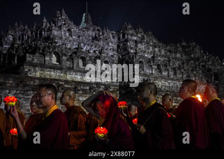 Magelang, Zentral-Java, Indonesien. Mai 2024. Buddhistische Mönche nehmen an den Feierlichkeiten zum Vesak-Tag im Borobudur-Tempel Teil. Vesak wird während des Vollmondes im Mai oder Juni mit der Zeremonie beobachtet, die sich um drei buddhistische Tempel dreht. Pilger wandern von Mendut nach Pawon und enden in Borobudur. Der heilige Tag feiert die Geburt, die Erleuchtung des Nirvana und das Vergehen von Gautama Buddhas, dem Gründer des Buddhismus. (Kreditbild: © Angga Budhiyanto/ZUMA Press Wire) NUR REDAKTIONELLE VERWENDUNG! Nicht für kommerzielle ZWECKE! Stockfoto