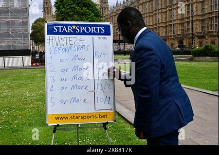 London, Großbritannien. Star Sports bot Chancen auf die Chancen der Reformpartei bei den Parlamentswahlen an, nachdem sie am 4. Juli 2024 angekündigt hatte. College Green, Westminster. Stockfoto