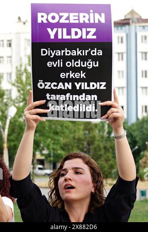 Berfin Polat, Direktorin der Rosa Women's Association, sah, wie er ein Plakat hielt, als er an dem Femizidprotest teilnahm. Die 30 Morde an Frauen, die in den letzten Monaten in der Türkei stattfanden, wurden in einer Aktion unter der Leitung des "Anti-Violence Network" und der "Dicle Amed Women's Platform Components" in Diyarbakir protestiert. Eine Gruppe von Frauen, darunter die Co-Bürgermeisterin Serra Bucak, versammelte sich im Roboski Park und verurteilte die Morde mit Plakaten mit Namen und Fotos von Frauen, die Opfer von Ehrenmorden waren. Laut der "Wir werden die Femizid-Plattform stoppen", 71 Frauen i Stockfoto