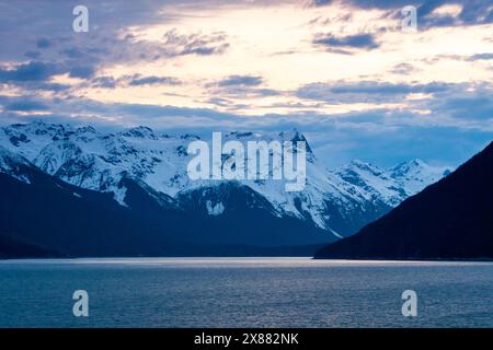 Schneebedeckte Berge in der Abenddämmerung entlang des Chilkoot Inlet bei Haines, Alaska Stockfoto