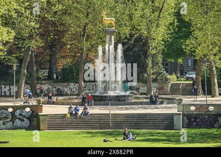 Brunnen Zum Goldenen Hirschen, Rudolph-Wilde-Park, Stadtpark, Schöneberg, Tempelhof-Schöneberg, Berlin, Deutschland *** Brunnen Zum Goldenen Hirschen, Rudolph Wilde Park, Stadtpark, Schöneberg, Tempelhof Schöneberg, Berlin, Deutschland Stockfoto