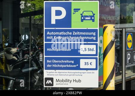 Kostenfreier Kundenparkplatz mit Höchstparkdauer, Berlin, Deutschland *** kostenloser Kundenparkplatz mit maximaler Parkzeit, Berlin, Deutschland Stockfoto