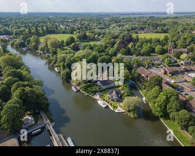 Aus der Vogelperspektive auf die Themse mit Blick auf Church Island, in der Nähe von Staines upon Thames, Surrey, Großbritannien. Stockfoto