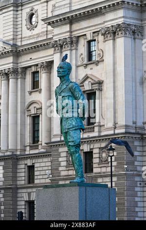 Taube auf lebensgroßer Bronzestatue von Jan Smuts von Jacob Epstein, Parliament Square, London, England, Großbritannien Stockfoto