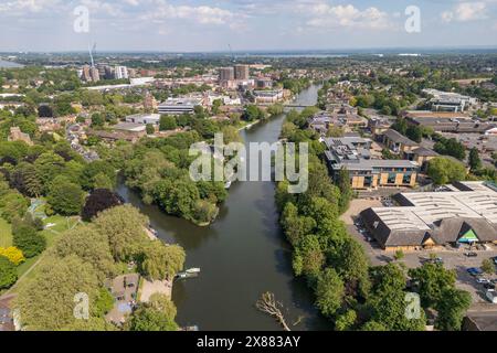 Aus der Vogelperspektive auf die Themse mit Blick auf Church Island, in der Nähe von Staines upon Thames, Surrey, Großbritannien. Stockfoto