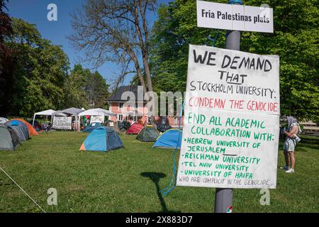 Stockholm, Schweden. Mai 2024. Pro-palästinensische Demonstranten haben ein Lager vor der Universität Stockholm in einer mächtigen Demonstration aufgebaut. Die Aktionen folgen den massiven Studentenprotesten, die die amerikanischen Universitäten in den letzten Wochen erschüttert haben. Studenten und Aktivisten haben sich versammelt, um ihre Unterstützung für Palästina zu zeigen und das Bewusstsein für den Nahostkonflikt zu schärfen, wodurch eine bedeutende Präsenz und Diskussion auf den Campus geschaffen wurde. (Kreditbild: © Joel Lindhe/ZUMA Press Wire) NUR REDAKTIONELLE VERWENDUNG! Nicht für kommerzielle ZWECKE! Stockfoto