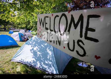 Stockholm, Schweden. Mai 2024. Pro-palästinensische Demonstranten haben ein Lager vor der Universität Stockholm in einer mächtigen Demonstration aufgebaut. Die Aktionen folgen den massiven Studentenprotesten, die die amerikanischen Universitäten in den letzten Wochen erschüttert haben. Studenten und Aktivisten haben sich versammelt, um ihre Unterstützung für Palästina zu zeigen und das Bewusstsein für den Nahostkonflikt zu schärfen, wodurch eine bedeutende Präsenz und Diskussion auf den Campus geschaffen wurde. (Kreditbild: © Joel Lindhe/ZUMA Press Wire) NUR REDAKTIONELLE VERWENDUNG! Nicht für kommerzielle ZWECKE! Stockfoto