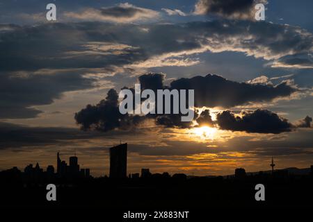 23. Mai 2024, Hessen, Frankfurt/Main: Der Sonnenuntergang über der EZB und die Silhouetten der Frankfurter Bankenlandschaft. Foto: Boris Roessler/dpa Stockfoto