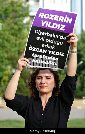 Berfin Polat, Direktorin der Rosa Women's Association, sieht man, wie er ein Plakat hält, das an dem Femizidprotest teilnimmt. Die 30 Morde an Frauen, die in den letzten Monaten in der Türkei stattfanden, wurden in einer Aktion unter der Leitung des "Anti-Violence Network" und der "Dicle Amed Women's Platform Components" in Diyarbakir protestiert. Eine Gruppe von Frauen, darunter die Co-Bürgermeisterin Serra Bucak, versammelte sich im Roboski Park und verurteilte die Morde mit Plakaten mit Namen und Fotos von Frauen, die Opfer von Ehrenmorden waren. Laut der "Wir werden die Femicide-Plattform stoppen", 71 Frauen Stockfoto