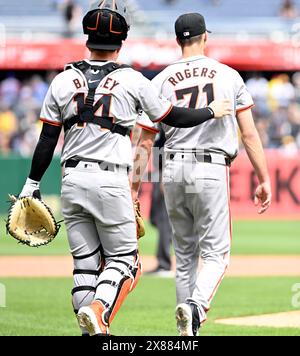 Pittsburgh, Usa. Mai 2024. Patrick Baily gratuliert dem Pitcher Tyler Rogers (71) der San Francisco Giants nach dem Sieg 7-6 gegen die Pittsburgh Pirates im PNC Park am 23. Mai 2024 in Pittsburgh. Foto: Archie Carpenter/UPI Credit: UPI/Alamy Live News Stockfoto