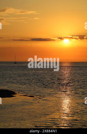 Goldener Sonnenuntergang vom Ufer des River Wyre am Knott End-on-Sea, Lancashire, mit Blick auf die Flussmündung des River Wyre bei Flut am 19. Mai 2024. Stockfoto