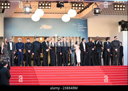 Der Präsident der Internationalen Kritikerwoche der Jury, Audrey Diwan, zusammen mit Ahmed Hamidi, Alain Chabat, Anthony Bajon, Karim Laklou, Francois Civil, Adele Exarchopoulos, Alain Attal, Gilles Lellouche, Elodie Bouchez, Mallory Wanecque, Malik Frikah, Produzent Hugo Selignac, Jean-Pascal Zadi, Vincent Lacoste und Raphael Quenard, besuchen Sie den „L'Amour Ouf“ (Beating Hearts) Roten Teppich beim 77. jährlichen Filmfestival in Cannes im Palais des Festivals, Frankreich, am 23. Mai 2024. (Foto: Stefanos Kyriazis/NurPhoto) Stockfoto