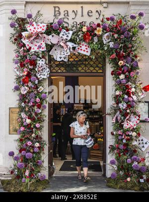 London, Großbritannien. Mai 2024. Der wunderschöne Eingang in Bayley sage. Das Belgravia in Bloom Festival kehrt zum neunten Jahr mit dem Thema „Floral Fun and Games“ zurück. Geschäfte und Unternehmen bieten jedes Jahr farbenfrohe Pflanzen- und Blumenpräsentationen für dieses lebhafte Festival. Quelle: Imageplotter/Alamy Live News Stockfoto