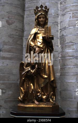 St. Gudula-Statue im Brüsseler Dom einer der Schutzheiligen der Kathedrale St. Michael und St. Gudula Brüssel, Belgien Stockfoto