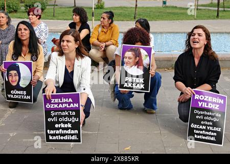 Serra Bucak (L2) und Berfin Polat, Direktorin des Frauenverbandes von Rosa, sind mit Plakaten zu sehen, die an dem Femizidprotest teilnehmen. Die 30 Morde an Frauen, die in den letzten Monaten in der Türkei stattfanden, wurden in einer Aktion unter der Leitung des "Anti-Violence Network" und der "Dicle Amed Women's Platform Components" in Diyarbakir protestiert. Eine Gruppe von Frauen, darunter auch die Co-Bürgermeisterin Serra Bucak, versammelte sich im Roboski Park und verurteilte die Morde mit Plakaten mit Namen und Fotos von Frauen, die Opfer von Hon waren Stockfoto