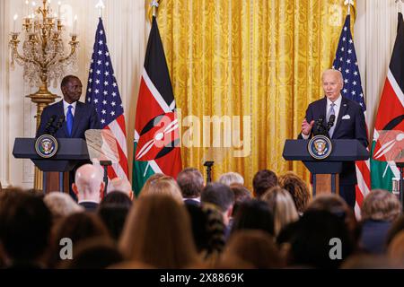 Washington, Vereinigte Staaten. Mai 2024. Der kenianische Präsident William Ruto und der US-Präsident Joe Biden werden am Donnerstag, den 23. Mai 2024, auf einer gemeinsamen Pressekonferenz im Rahmen des Staatsbesuchs von Präsident Rutoâs in den Vereinigten Staaten gesehen. Quelle: Aaron Schwartz/CNP/dpa/Alamy Live News Stockfoto