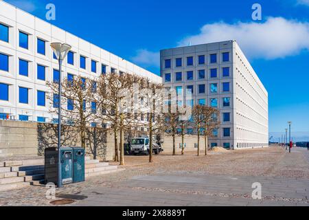 KOPENHAGEN, DÄNEMARK - 17. APRIL 2024: Hauptsitz des dänischen Unternehmenskonglomerats Maersk Group. Die Leute in Kopenhagen nennen die Fenster "blaue Augen". Stockfoto