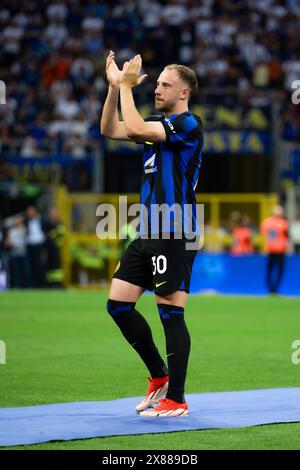 Mailand, Italien. 19. Mai 2024. Carlos Augusto vom FC Internazionale gibt während der Preisverleihung am Ende des Fußballspiels der Serie A zwischen dem FC Internazionale und der SS Lazio Gesten. Quelle: Nicolò Campo/Alamy Live News Stockfoto