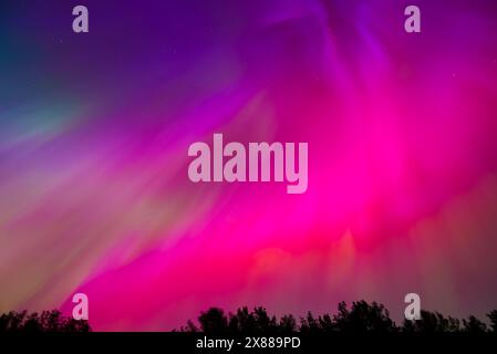 Faszinierende Aurora Borealis über Riga und Jurmala im lettischen Nachthimmel Stockfoto