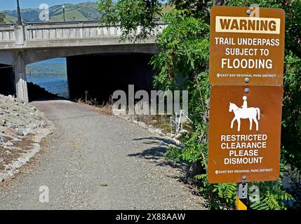 Eingeschränkte Freigaben Bitte entfernen und Warnschilder für Reiter auf dem Alameda Creek-Prozess in Kalifornien überschwemmen Stockfoto