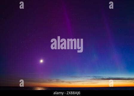 Atemberaubende Aurora Borealis über Riga und Jurmala Küste in Lettland Stockfoto