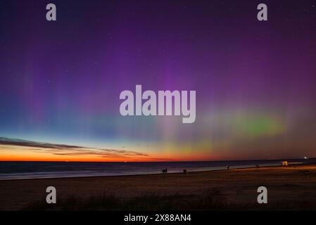 Atemberaubende Aurora Borealis über Jurmala Beach in Lettland in der Abenddämmerung Stockfoto