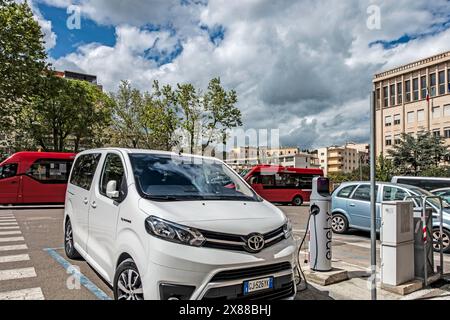 Weißer Toyota Proace Verso Electic, SUV-Aufladung an der Elektrofahrzeugstation Stockfoto