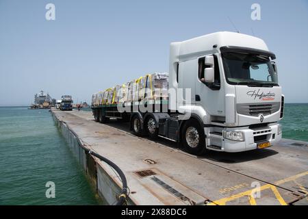 Mittelmeer, Israel. Mai 2024. Lastkraftwagen mit humanitärer Hilfe über den schwimmenden Trident Pier am Mittelmeer, 18. Mai 2024, in Gaza, palästinensisches Gebiet. Der schwimmende Pier wird dazu genutzt, humanitäre Hilfe direkt von Schiffen an Land für das palästinensische Volk in Gaza zu bringen. Quelle: MC1 Jordan Kirk Johnson/US Navy Photo/Alamy Live News Stockfoto