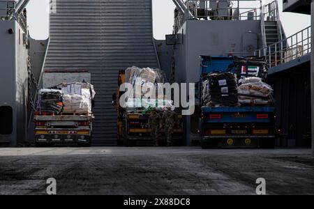 Mittelmeer, Israel. Mai 2024. LKW mit humanitärer Hilfe stehen auf dem Schiff der US-Armee LSV-6 für den Transfer zum Trident Floating Pier am 18. Mai 2024 in Gaza, palästinensisches Gebiet. Der schwimmende Pier wird dazu genutzt, humanitäre Hilfe direkt von Schiffen an Land für das palästinensische Volk in Gaza zu bringen. Gutschrift: SSgt. Malcolm Cohens-Ashley/US Army Photo/Alamy Live News Stockfoto