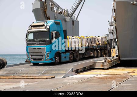 Mittelmeer, Israel. Mai 2024. Ein LKW mit Rollen für humanitäre Hilfe des Schiffes LSV-6 der US-Armee auf den Trident Floating Pier, 18. Mai 2024, in Gaza, palästinensisches Territorium. Der schwimmende Pier wird dazu genutzt, humanitäre Hilfe direkt von Schiffen an Land für das palästinensische Volk in Gaza zu bringen. Quelle: SPC. Riley Anfinson/US Army Photo/Alamy Live News Stockfoto