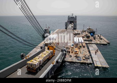 Mittelmeer, Israel. 20. Mai 2024. Ein Lastwagen mit humanitärer Hilfe vom MV Roy P. Benavidez fährt in die Roll-on-Roll-off-Verteilungsanlage des schwimmenden Piers Trident am 20. Mai 2024 in Gaza, palästinensisches Gebiet. Der schwimmende Pier wird dazu genutzt, humanitäre Hilfe direkt von Schiffen an Land für das palästinensische Volk in Gaza zu bringen. Quelle: SPC. Riley Anfinson/US Army Photo/Alamy Live News Stockfoto