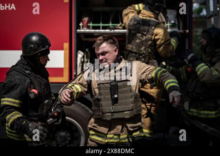 © Nicolas Cleuet/Le Pictorium/MAXPPP - Kharkiv 23/05/2024 Nicolas Cleuet/Le Pictorium - 23/05/2024 - Ukraine/kharkiv Oblast/kharkiv - A 11 h du matin, Deux Missiles Anti-Aeriens S300 ont frappe, le Site d'une imprimerie du sud de Kharkiv. Bilan cinq morts et une dizaine de segesses. - Valeurs ACtuelles out, JDD out, No JDD, RUSSIA OUT, NO RUSSIA OUT #norussia/23/05/2024 - Ukraine/kharkiw Oblast/charkiw - um 11 Uhr schlugen zwei Flugabwehrraketen S300 den Standort einer Druckerei im Süden von Charkiw an. Fünf Menschen wurden getötet und ein Dutzend verletzt. Stockfoto