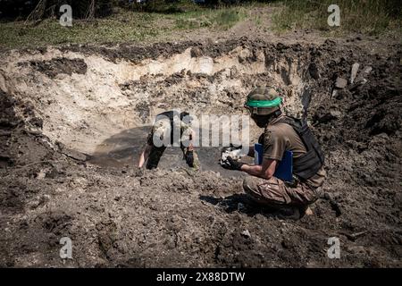 © Nicolas Cleuet/Le Pictorium/MAXPPP - Kharkiv 23/05/2024 Nicolas Cleuet/Le Pictorium - 23/05/2024 - Ukraine/kharkiv Oblast/kharkiv - A 11 h du matin, Deux Missiles Anti-Aeriens S300 ont frappe, le Site d'une imprimerie du sud de Kharkiv. Bilan cinq morts et une dizaine de segesses. - Valeurs ACtuelles out, JDD out, No JDD, RUSSIA OUT, NO RUSSIA OUT #norussia/23/05/2024 - Ukraine/kharkiw Oblast/charkiw - um 11 Uhr schlugen zwei Flugabwehrraketen S300 den Standort einer Druckerei im Süden von Charkiw an. Fünf Menschen wurden getötet und ein Dutzend verletzt. Stockfoto