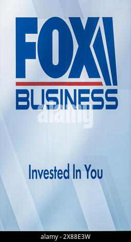 New York, NY, USA - 2. August 2023: Fox Business Poster Close up. In Sie investiert haben. Ecke 6th Ave und W 48th Street Stockfoto