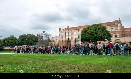 Los Angeles, USA. Mai 2024. Mitglieder der UAW 4811, der gewerkschaft, die Studenten der University of California vertritt, halten eine Kundgebung an der University of California, Los Angeles, als Reaktion auf die geplante Aussage von Kanzler Gene Block im Kongress ab. Heute Morgen wurde ein neues Protestlager in Moore Hall und Kerckhoff Patio in der UCLA eingerichtet. Die gewerkschaft hat gegen die Universität Anklagen wegen unfairer Arbeitspraktiken wegen des Umgangs mit dem pro-palästinensischen Lager auf dem College-Quad eingereicht. Quelle: Stu Gray/Alamy Live News. Stockfoto