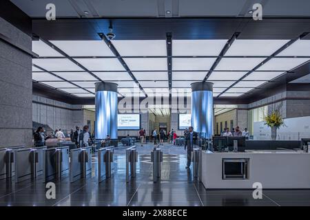 New York, NY, USA - 2. August 2023: Eingang zur Grand Central Station am 383 Madison Ave Wolkenkratzer, Stockfoto