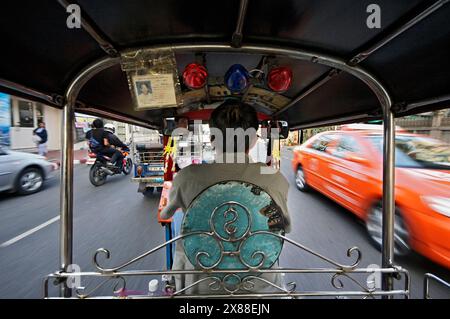 Thailand, Bangkok, Tuk-Tuk (Rikscha Taxi) fahren im Verkehr Stockfoto