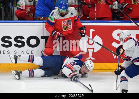 Prag, Tschechische Republik. Mai 2024. RADKO GUDAS (3) aus Tschechien und MICHAEL EYSSIMONT (23) aus den USA während des Viertelfinalspiels der IIHF Eishockey-Weltmeisterschaft 2024 zwischen USA und Tschechien in der O2 Arena in Prag, Tschechien, 23. Mai 2024. (Kreditbild: © Slavek Ruta/ZUMA Press Wire) NUR REDAKTIONELLE VERWENDUNG! Nicht für kommerzielle ZWECKE! Stockfoto