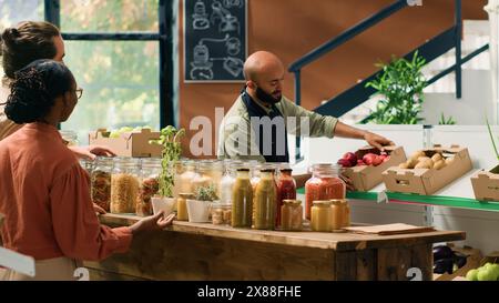 Kombinieren Sie den Einkauf von Bio-Produkten in einem lokalen Öko-Supermarkt, um Kleinunternehmer und Bauern zu unterstützen. Menschen, die Chemikalien und Zusatzstoffe ohne Lebensmittel oder Speisekammer kaufen wollen, veganes Leben. Stockfoto