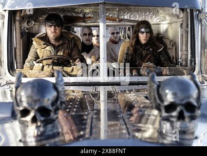 ERSCHEINUNGSDATUM: 24. Mai 2024. TITEL: Furiosa: A Mad Max Saga. STUDIO: Village Roadshow Pictures. DIREKTOR: George Miller. HANDLUNG: Die Geschichte der abtrünnigen Kriegerin Furiosa vor ihrer Begegnung mit Mad Max. DIE HAUPTROLLE: TOM BURKE als Praetorian Jack, ANYA TAYLOR-JOY als Furiosa. (Credit Image: © Village Roadshow Pictures/Entertainment Pictures/ZUMAPRESS.com) NUR REDAKTIONELLE VERWENDUNG! Nicht für kommerzielle ZWECKE! Stockfoto