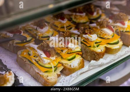 Spanischer Snack-Pincho im Fenster der Bäckerei Stockfoto