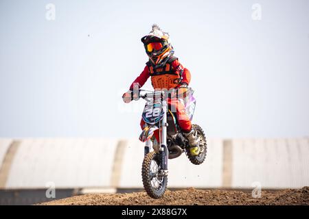 Dreckiges Motobike mit Kind auf dem Sitzplatz im Kreuz. Schön Stockfoto