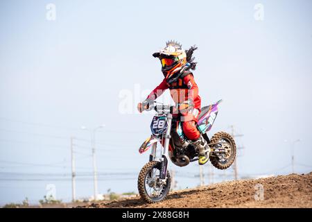 Dreckiges Motobike mit Kind auf dem Sitzplatz im Kreuz. Schön Stockfoto