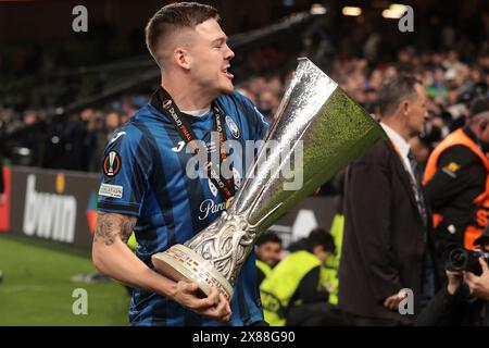 Dublin, Irland. Mai 2024. Emil Holm aus Atalanta feiert mit der Trophäe nach dem Sieg im UEFA Europa League-Spiel 3-0 im Aviva-Stadion in Dublin. Der Bildnachweis sollte lauten: Jonathan Moscrop/Sportimage Credit: Sportimage Ltd/Alamy Live News Stockfoto